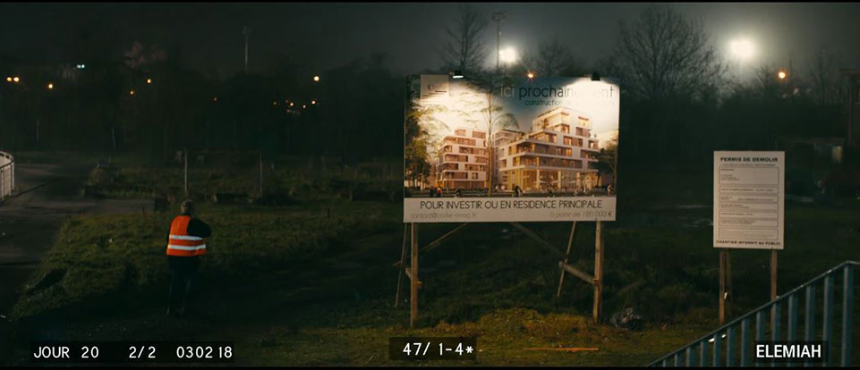 stills du panneau de projet immobilier à l'emplacement d'un camp de dans abris