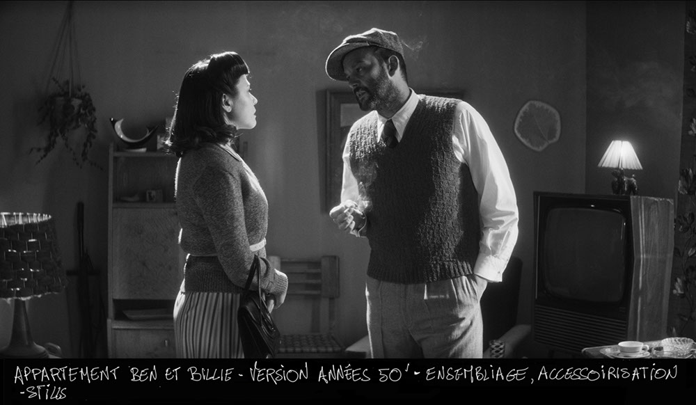 décor en studio pour bref 2 - épisode 2  - appartement de ben version années cinquantes - mikaël alhawi - laura felpin - stills 
