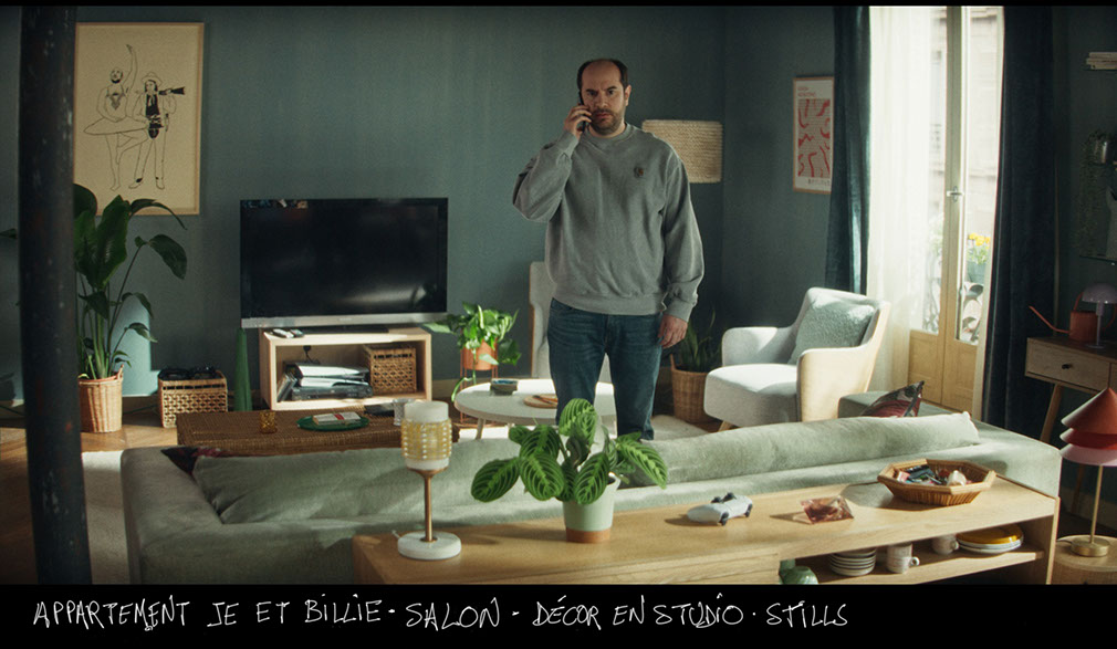 décor en studio pour bref 2 - épisode 2 - salon de l'appartement de je et billie - bref kyan khojandi - stills