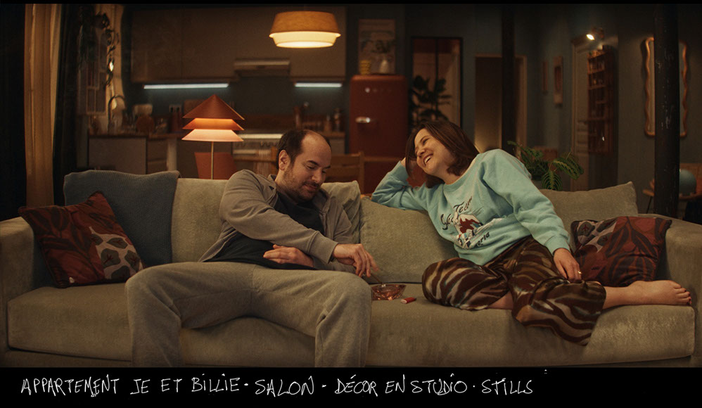 décor en studio pour bref 2 - épisode 2 - salon de l'appartement de je et billie - laura felpin - bref kyan khojandi - stills 