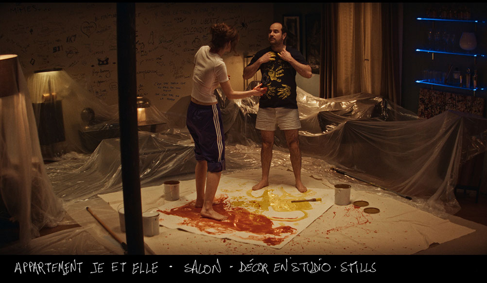 stills du décor en studio pour bref 2 - épisode 1 - salon de l'appartement de je et elle - doria tillier - kyan khojandi - peinture pendulaire