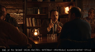 décor pour bref 2 - épisode 3 - bar du psy bourré - alexandre astier - kyan khojandi cheveux - stills