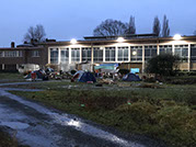 photo installation du décor pour la séquence du démentellement d'un camp de dans abris
