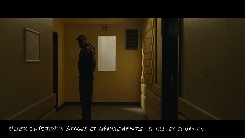 stills du décor en studio du film vermines réalisé par sebastien vanicek - le couloir de l'immeuble arènes Picasso