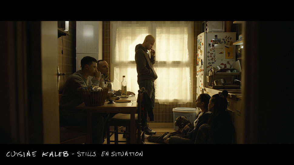 photo du décor en studio du film vermines - cuisine de l'appartement Kaleb - jerome niel - théo christine - finnegan oldfield