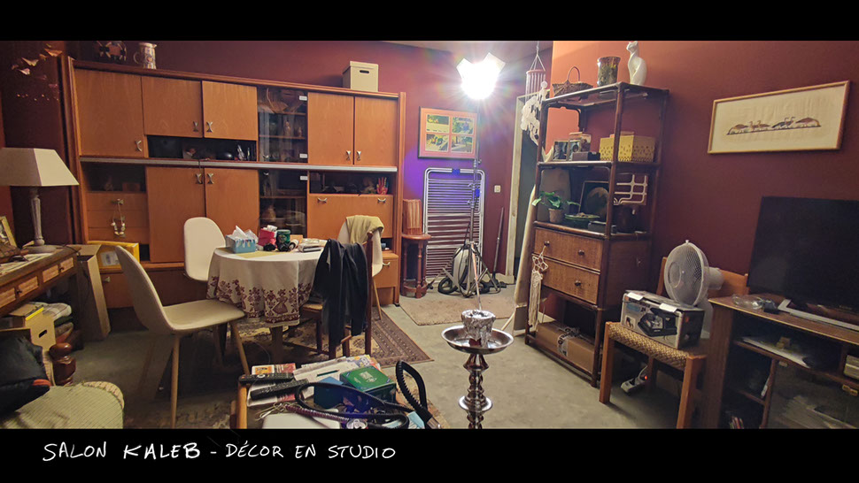 photo du décor en studio du film vermines réalisé par sebastien vanicek - scénario florent bernard - salon de l'appartement Kaleb