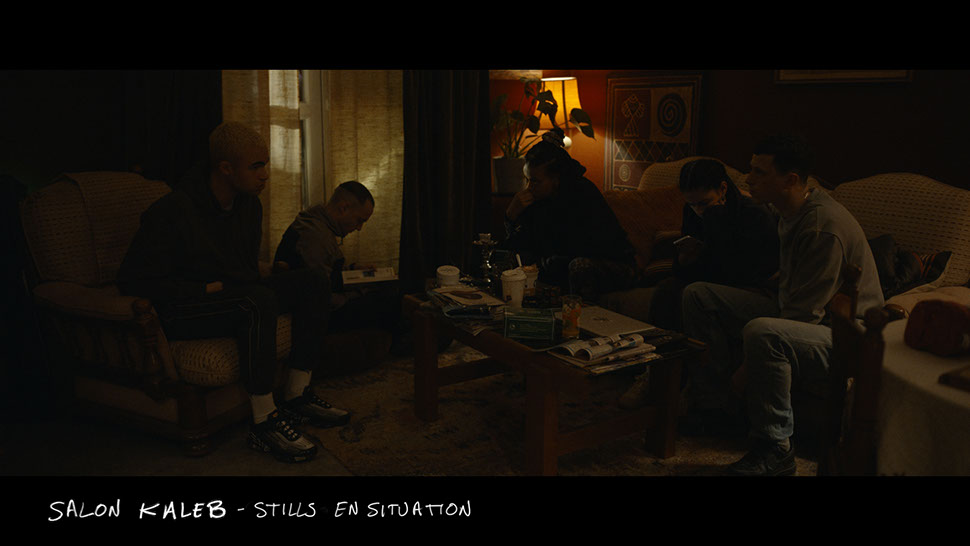 photo du décor en studio du film vermines - salon de l'appartement Kaleb - jerome niel - théo christine - finnegan oldfield - sofia lesaffre 