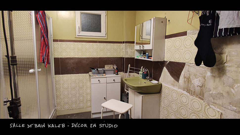 photo du décor en studio du film vermines réalisé par sebastien vanicek - scénario florent bernard - salle de bain de l'appartement Kaleb