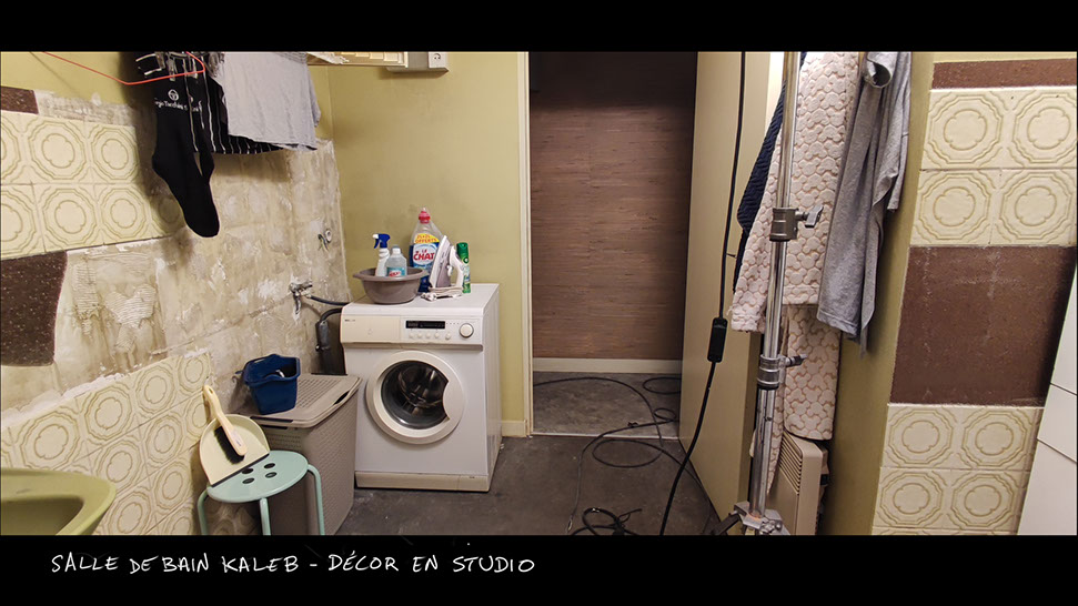 photo du décor en studio du film vermines réalisé par sebastien vanicek - scénario florent bernard - salle de bain de l'appartement Kaleb