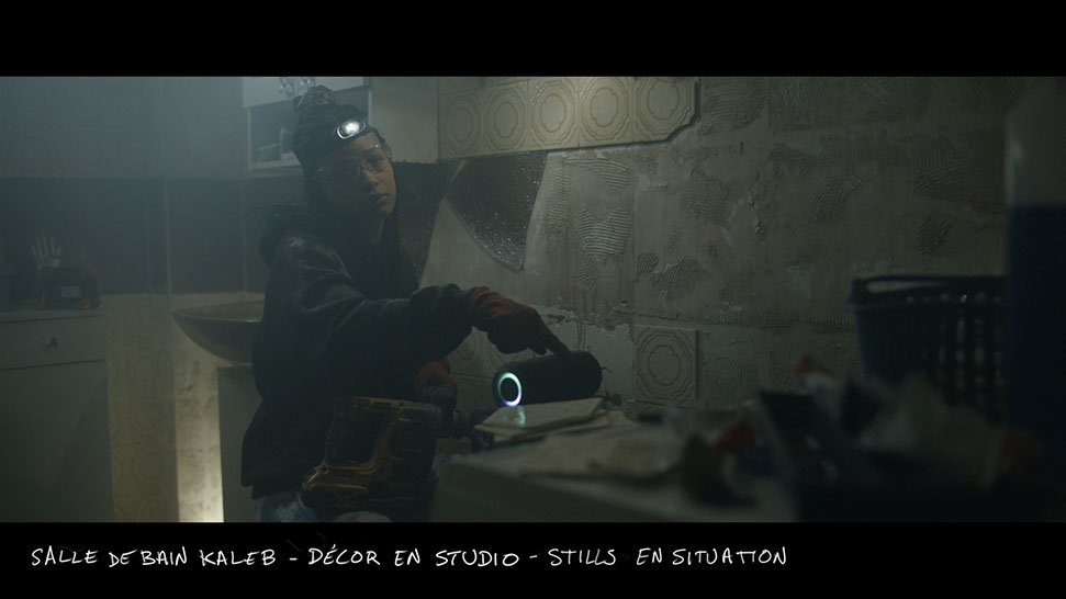 photo du décor en studio de la salle de bain pour le film vermines réalisé par sebastien vanicek avec Lisa Nyarko