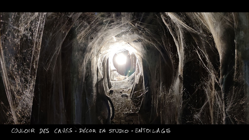 photo du décor en studio pour le film vermines réalisé par sebastien vanicek - fabrication des toiles d'araignées dans le couloir des caves