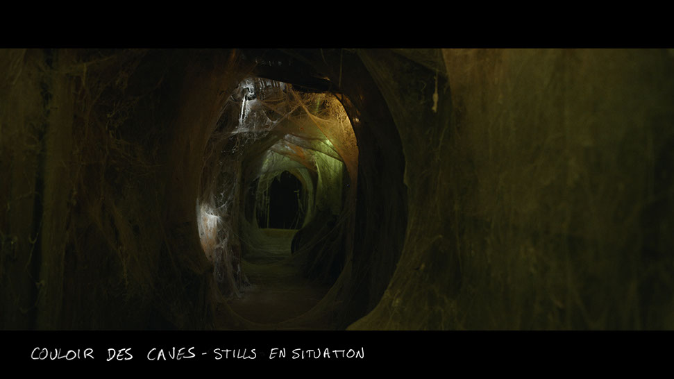 stills du décor en studio du film vermines réalisé par sebastien vanicek - les toiles d'araignées en lumière dans le couloir des caves