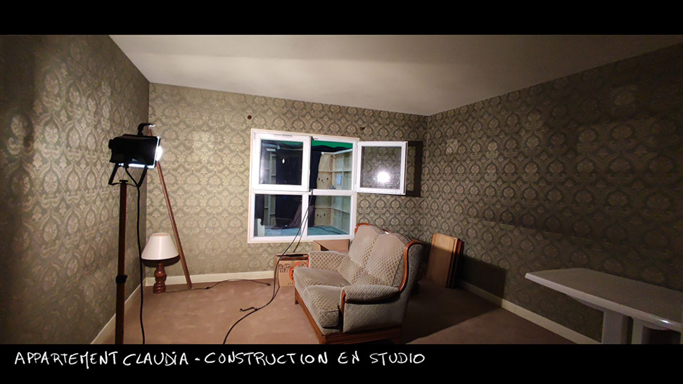 photo du décor en studio pour le film vermines réalisé par sebastien vanicek - salon de l'appartement de claudia en construction