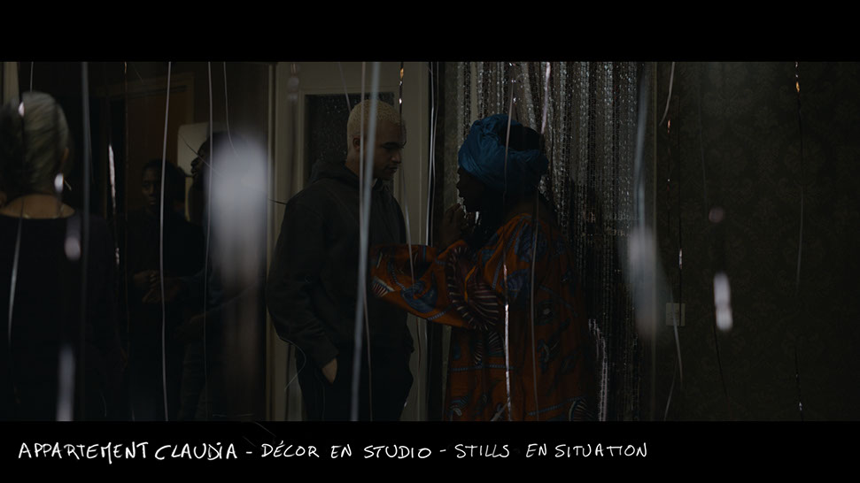 stills du décor en studio du film vermines réalisé par sebastien vanicek - fête avec théo christine dans le salon de l'appartement de claudia