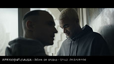 stills du décor du film vermines réalisé par sebastien vanicek - scénario florent bernard - salon de l'appartement de claudia découverte fenêtre