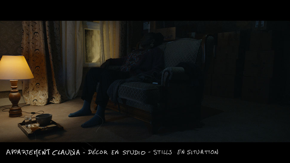 stills du décor en studio du film vermines réalisé par sebastien vanicek - salon de l'appartement de claudia quand les araignées arrivent