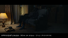 stills du décor du film vermines réalisé par sebastien vanicek - scénario florent bernard - salon de l'appartement de claudia avec les araignées