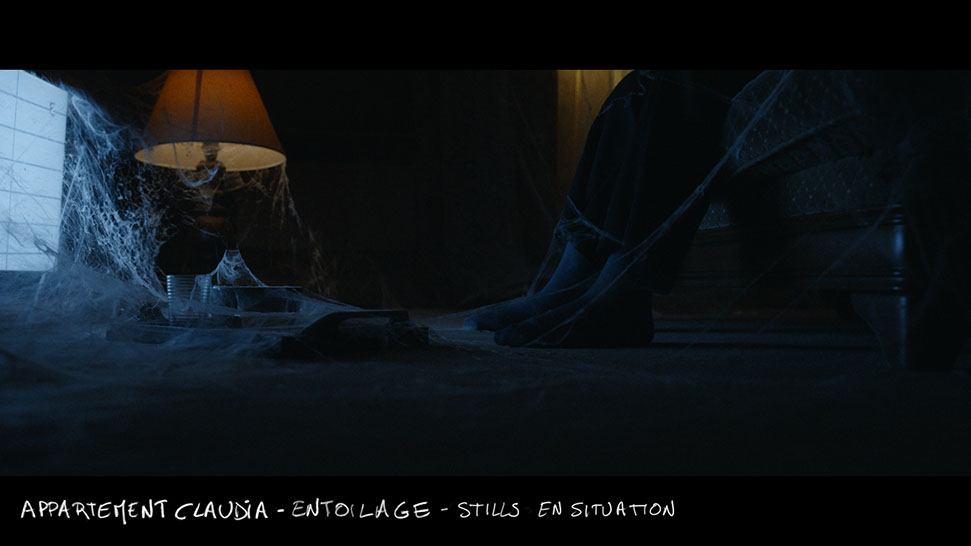 stills du décor en studio du film vermines réalisé par sebastien vanicek - salon de l'appartement de claudia avec les toiles d'araignées