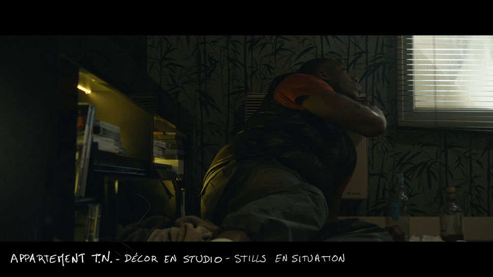 stills du décor en studiopour le film vermines réalisé par sebastien vanicek - scénario florent bernard - salon de l'appartement de TN