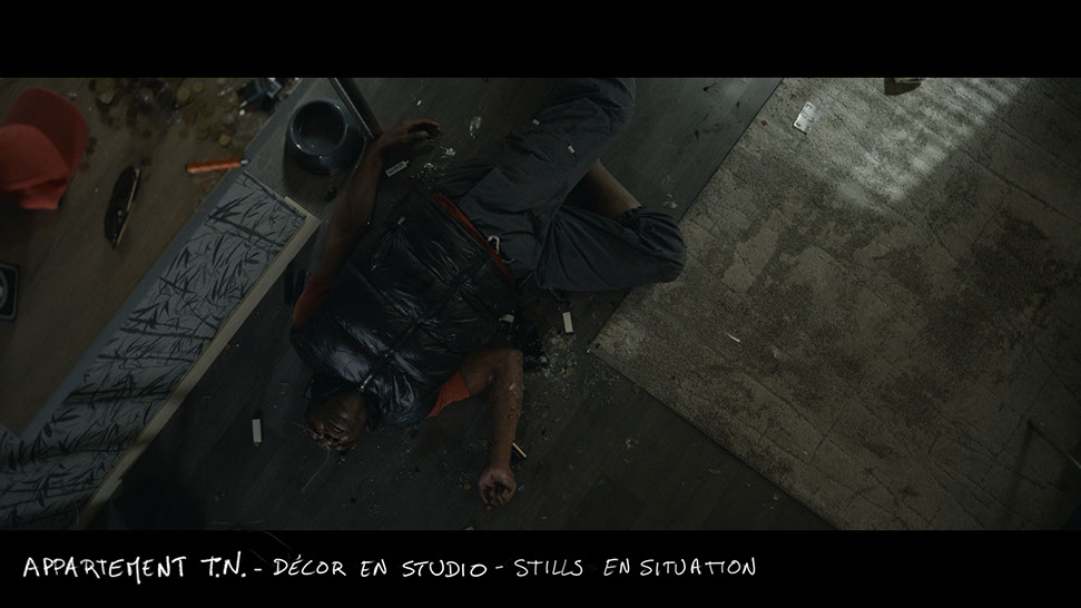 stills du décor en studiopour le film vermines réalisé par sebastien vanicek - topshot sur le salon de l'appartement de TN