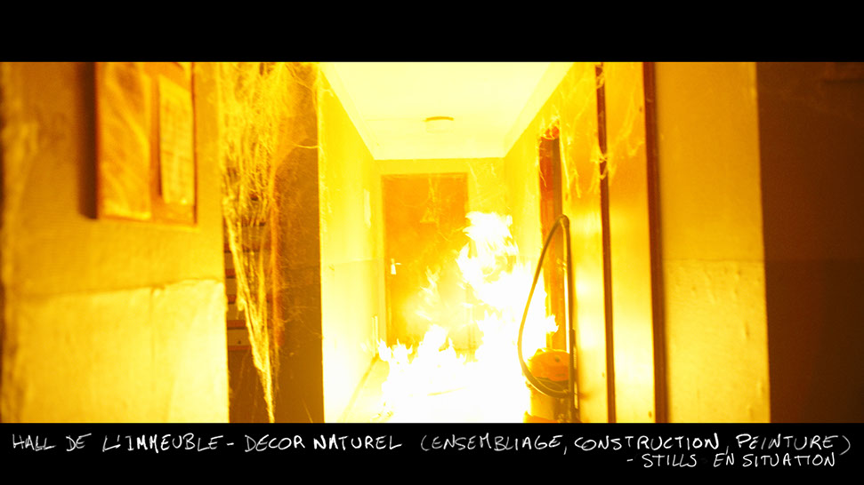 stills du décor en feu pour le film vermines réalisé par sebastien vanicek - hall d'entrée de l'immeuble des arènes Picasso