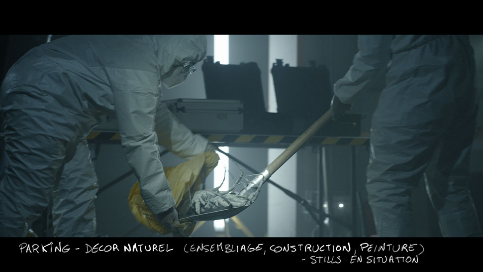 stills du décor du film vermines réalisé par sebastien vanicek - parking souterrain de l'immeuble des arènes Picasso avec les fausses araignées 